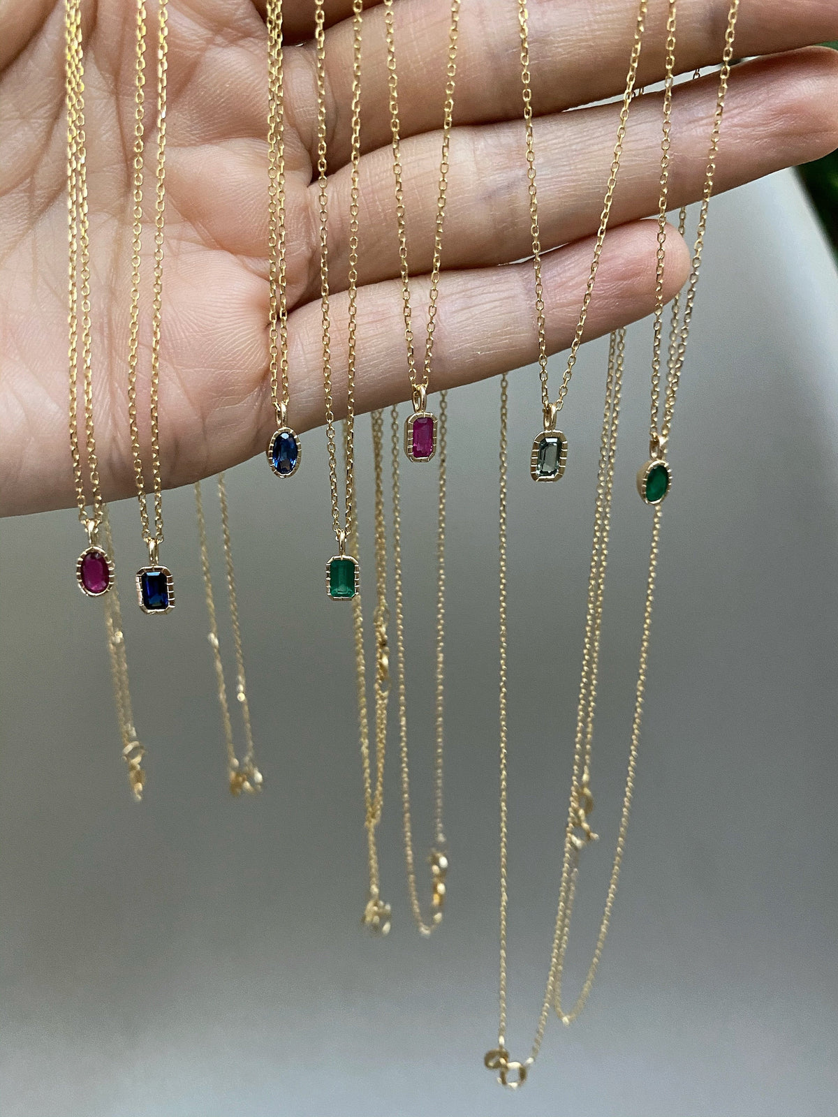 OVAL EMERALD WISP NECKLACE