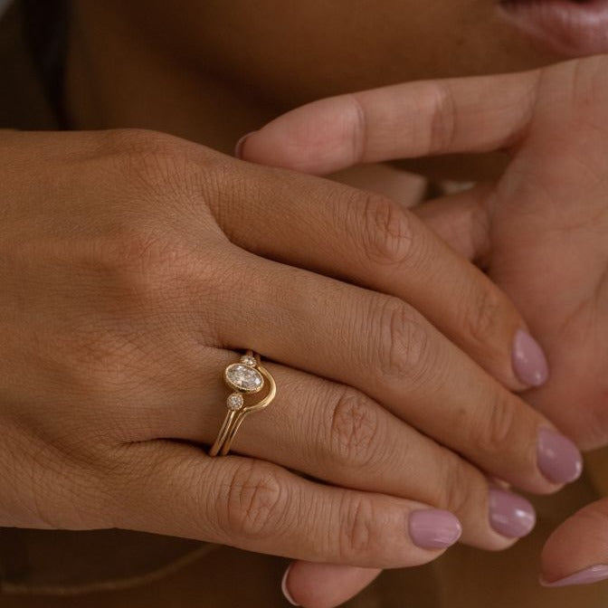 GOLD CURVED BAND
