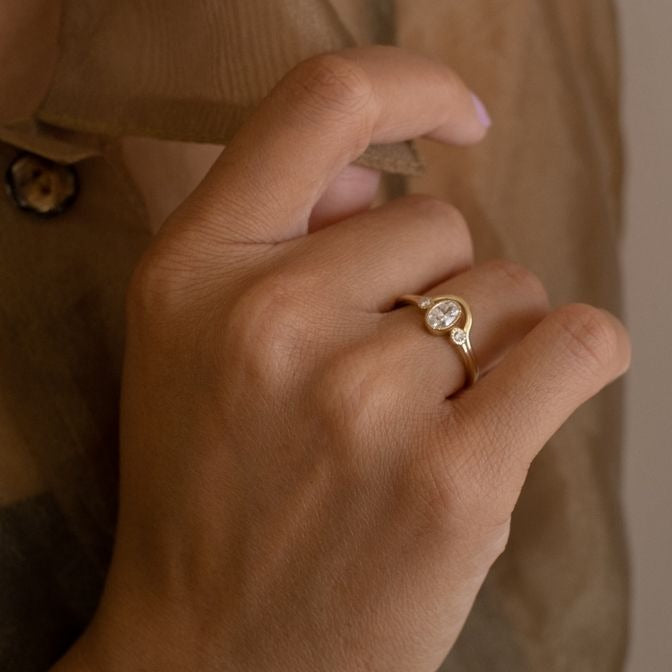 GOLD CURVED BAND