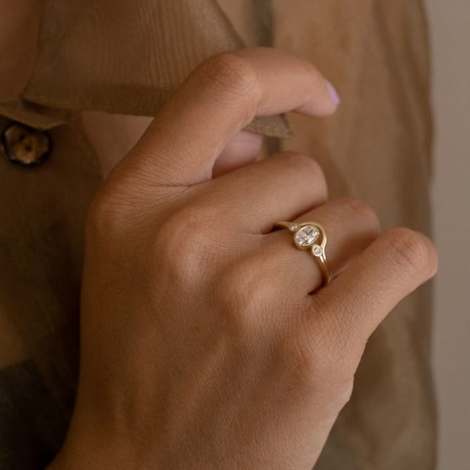 DIAMOND OVAL ROUND RING